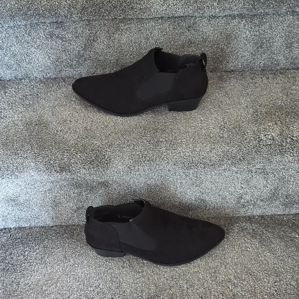 Roebuck & Co ankle booties